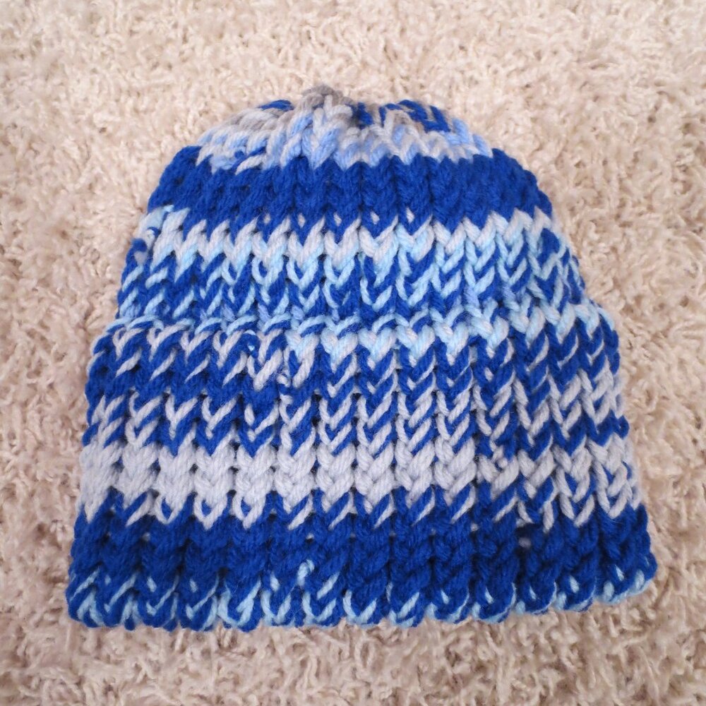 NEW NWOT CHILD'S WINTER HAT, BLUE COLORS